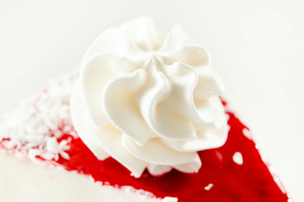 Schlagobers auf Tortenstück